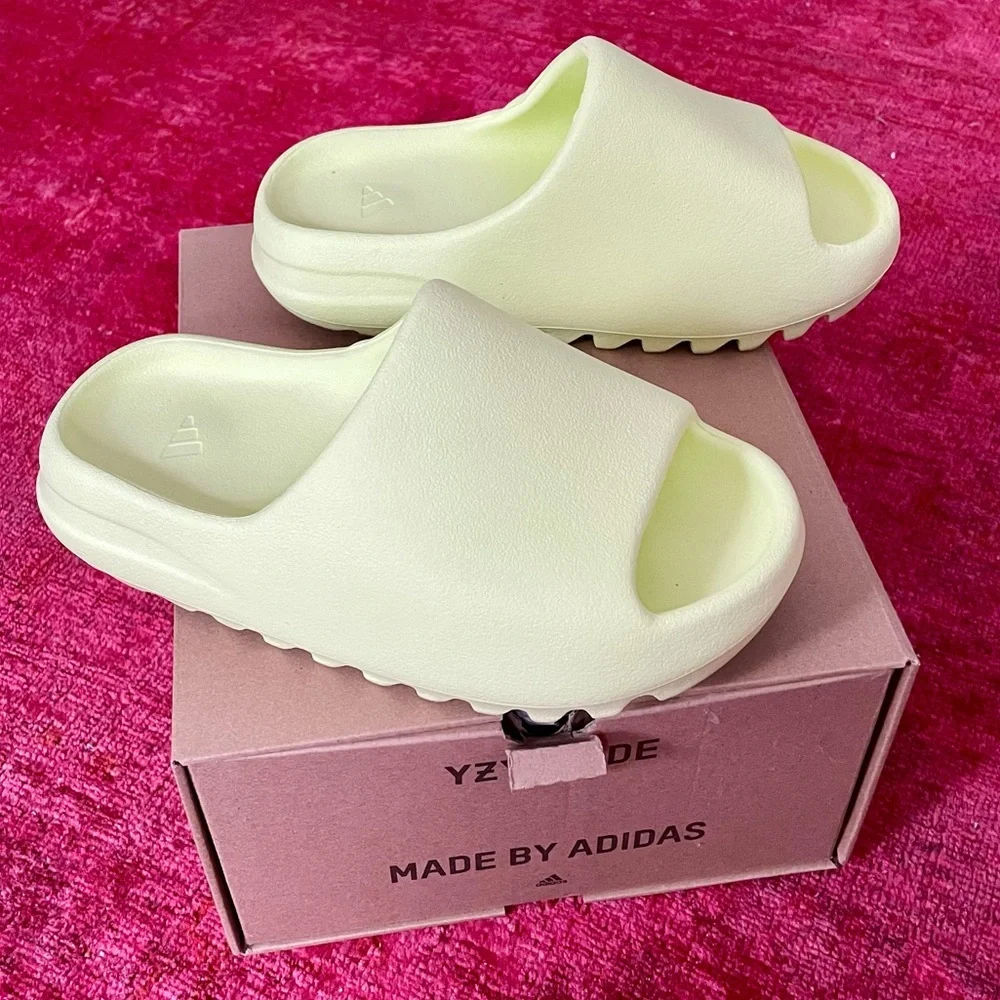 EUC sz 5 adidas YZY Yeezy Slides Glow Green